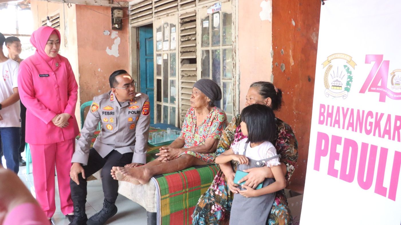 Anjangsana HKGB ke-74, Kapolres Purwakarta dan Ketua Bhayangkari Sapa Warga yang Membutuhkan