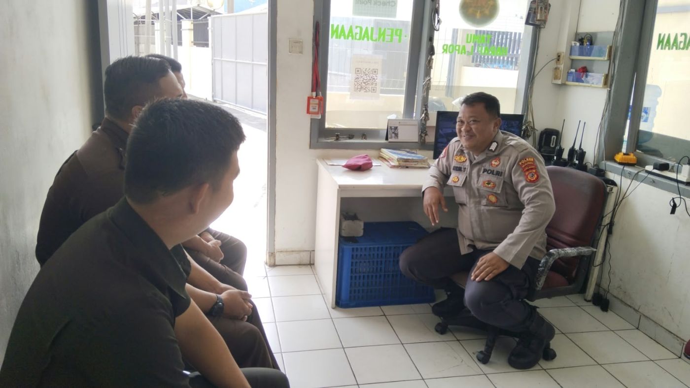 Antisipasi Gangguan Kamtibmas Kawasan Industri, Bhabinkamtibmas Polsek Dawuan Sambangi Security PT Gistex Desa Sinarjati