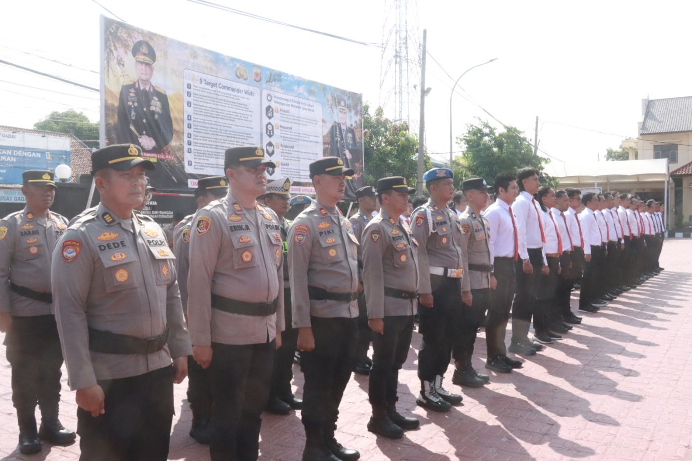 Apresiasi Dedikasi Personel, Kapolres Majalengka Pimpin Upacara Pemberian Penghargaan Anggota Berprestasi