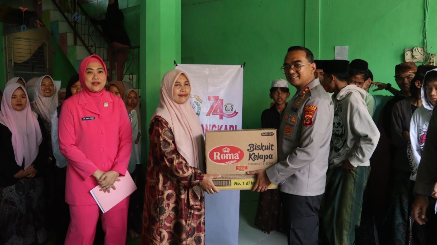Berbagi Kepedulian, Kapolres Purwakarta Santuni Santri di Ponpes Riyadhul Mubtadiin