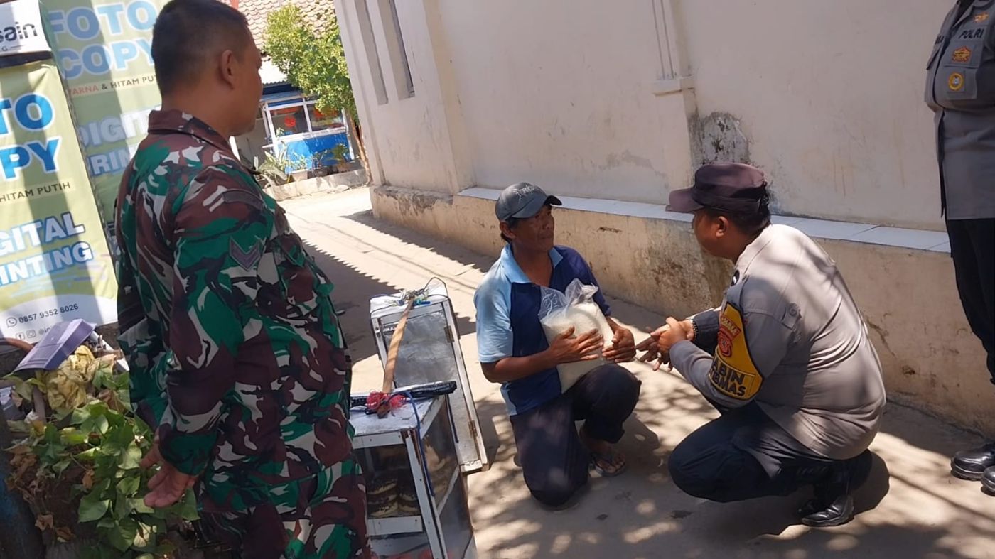 Bhabinkamtibmas dan Babinsa Bersinergi, Berbagi dengan Penjual Donat Keliling di Cijati