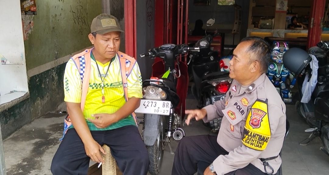 Bhabinkamtibmas Polsek Dawuan Sambangi Juru Parkir Tempat Makan di Desa Genteng