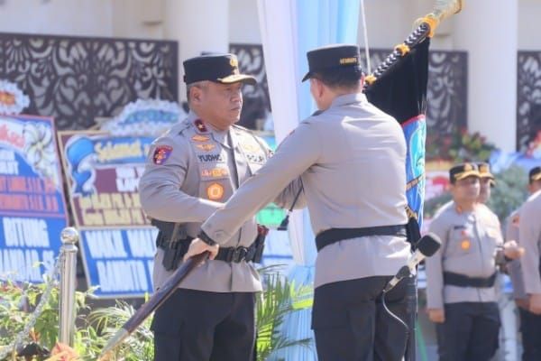 Brigjen Pol Yudo Hermanto Terima Pataka Maesa’an Waya dari Irjen Pol Roycke Harry Langie, Tandai Estafet Kepemimpinan Polda Sulut