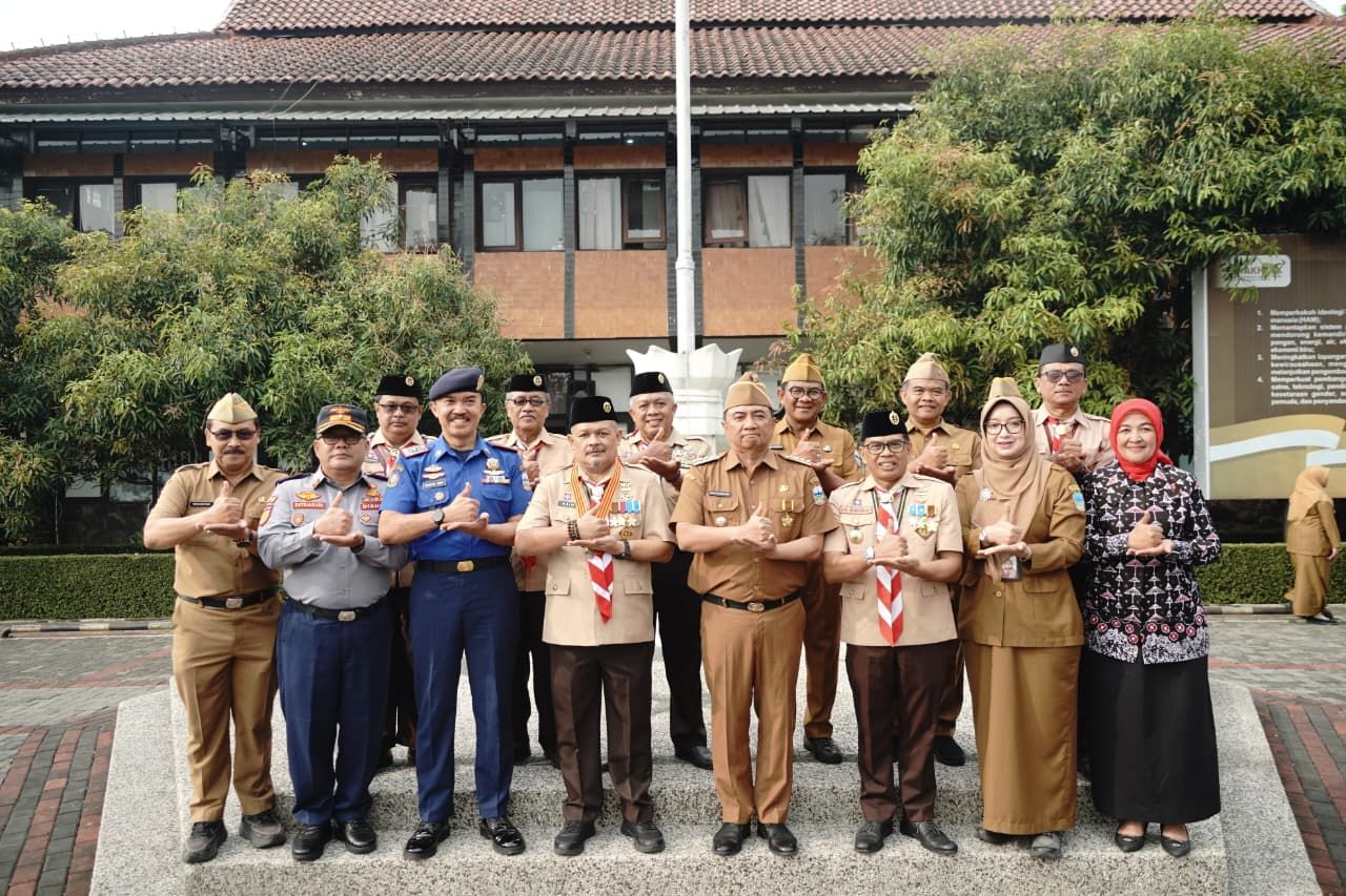 Bupati Garut Serahkan SK Kenaikan Pangkat dan Pensiun ASN, Sekaligus Terima Lencana Darma Bakti Pramuka