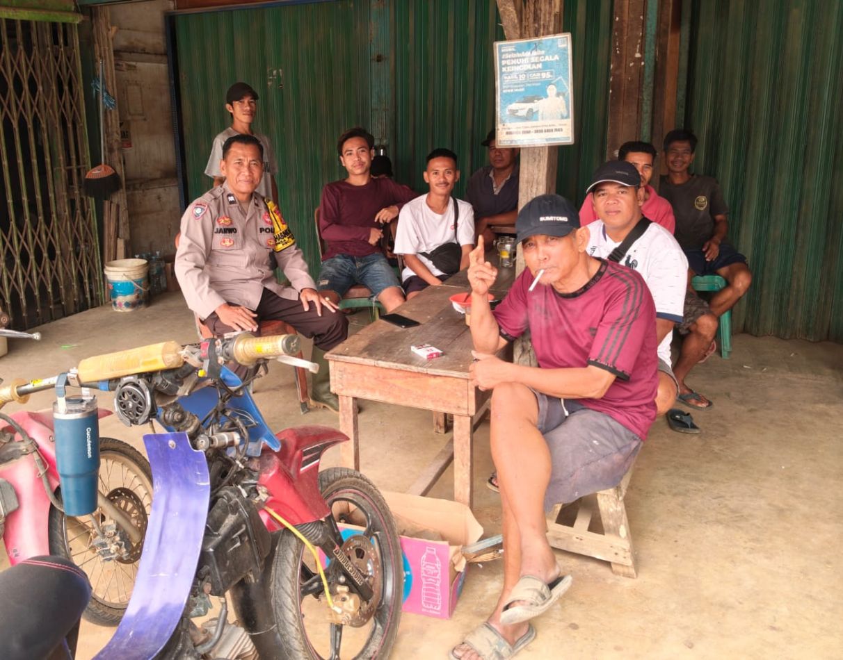 Cegah Karhutla Sejak Dini, Polsek Sandai Bersama BKO Dit Samapta Polda Kalbar Gencarkan Patroli dan Sosialisasi kepada Warga