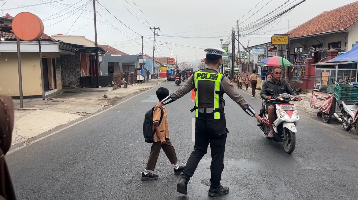 Cegah Kemacetan dan Laka Lantas di Jam Rawan Sekolah, Personil Polsek Cikijing Gelar Strong Point PH Pagi.
