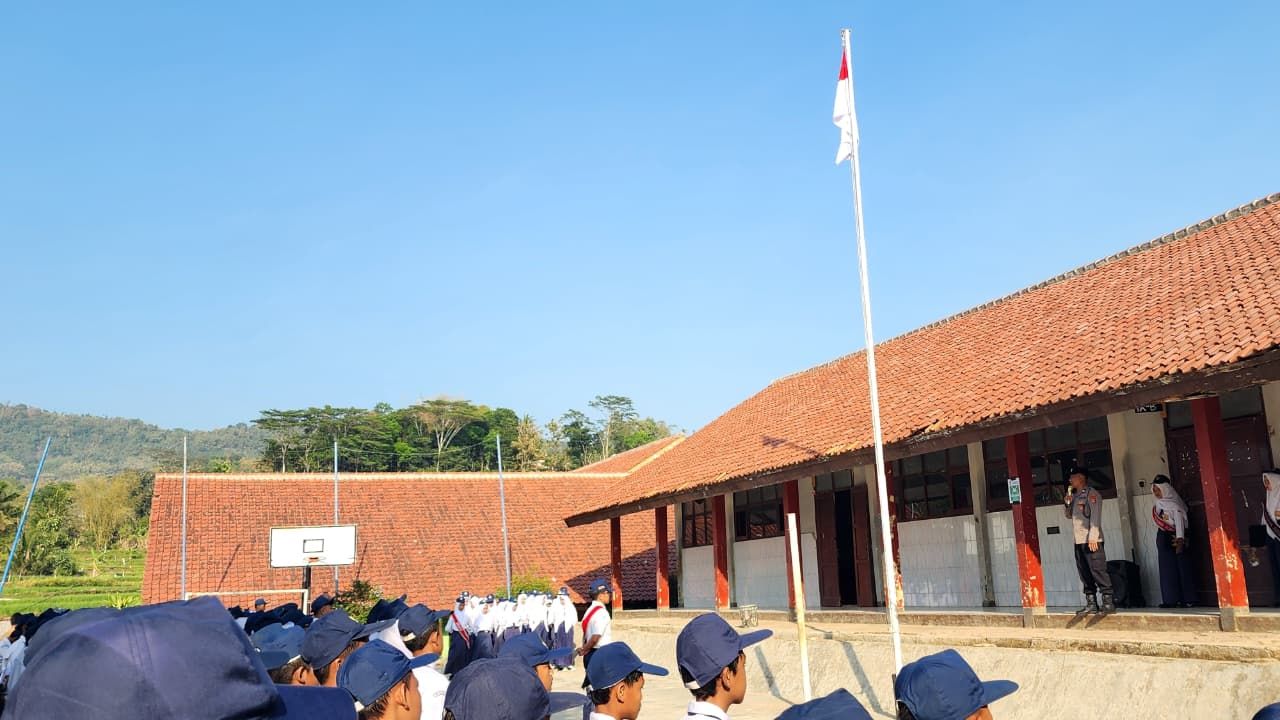 Cegah Narkoba Hingga Judi Online di Lingkungan Sekolah, Kanit Binmas Polsek Lemahsugih Jadi Pembina Upacara di SMPN 2 Padarek