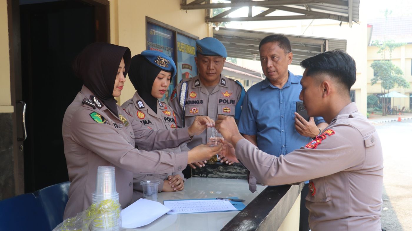 Cegah Penyalahgunaan Narkoba, Propam Polres Purwakarta Tes Urine 52 Personel