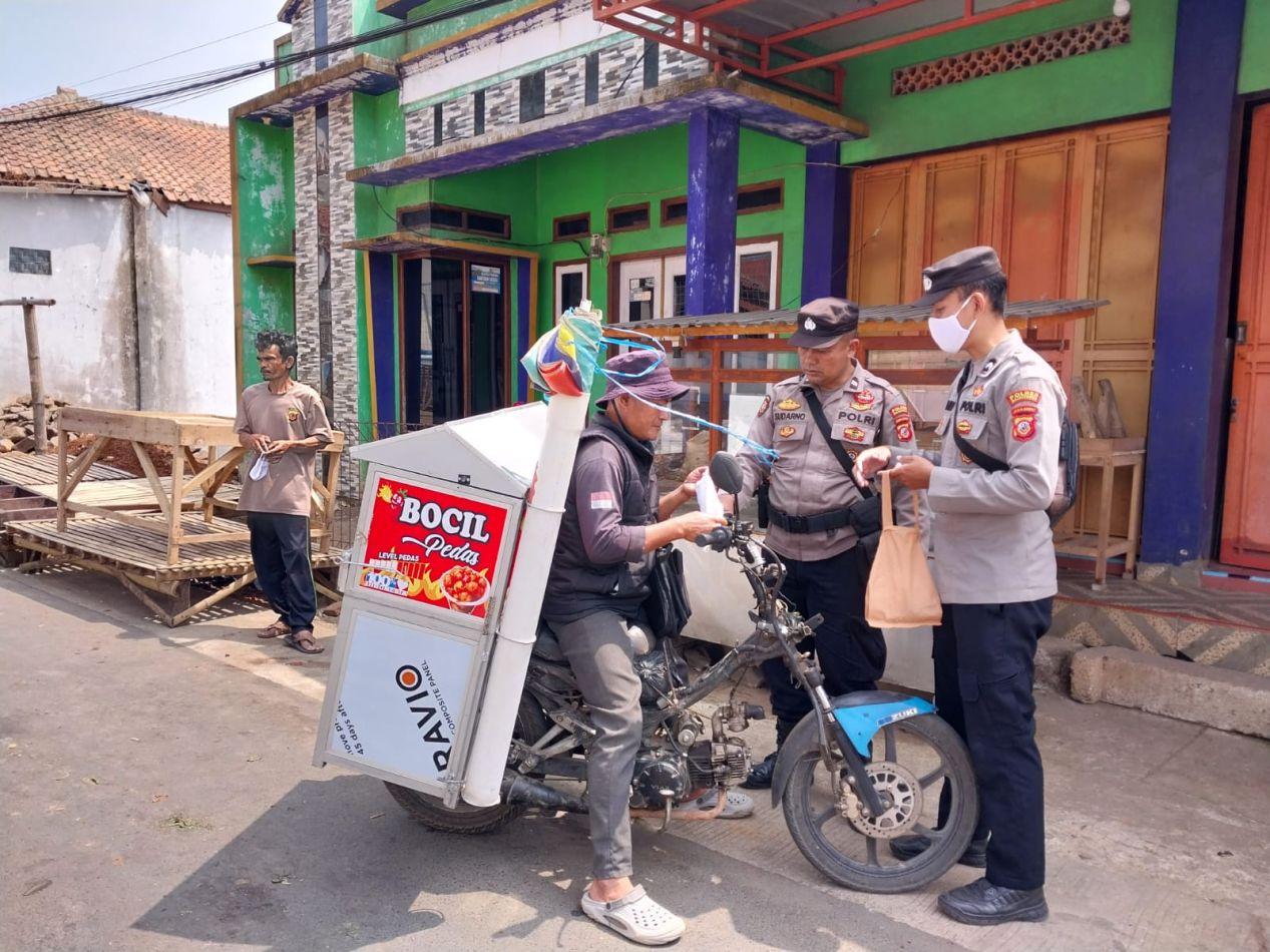 Dampak Abu Vulkanik, Polsek Malausma Bagikan Masker Gratis ke Pengguna Jalan