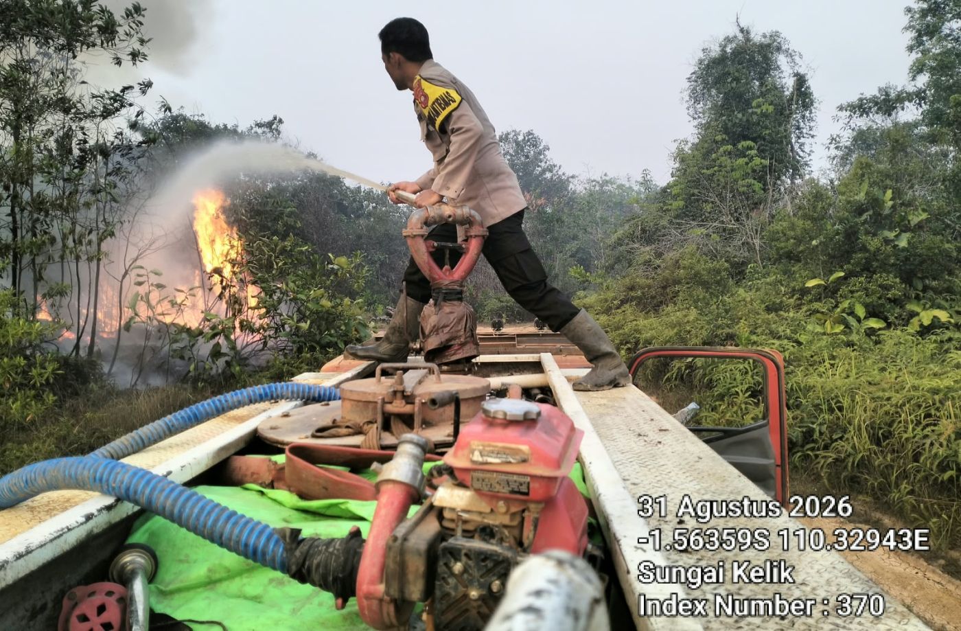Groundcheck Titik Hotspot, Polsek Nanga Tayap Bersama Tim Perusahaan Padamkan Karhutla di Sungai Kelik
