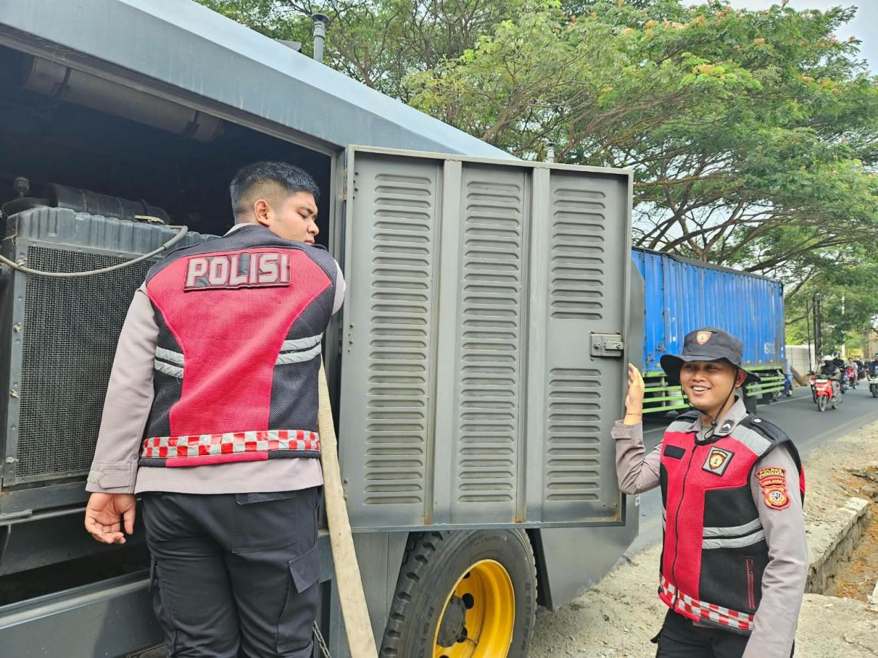 Hadapi Kekeringan, Sat Samapta Polres Purwakarta Salurkan Air Bersih untuk Warga Babakan Cikao