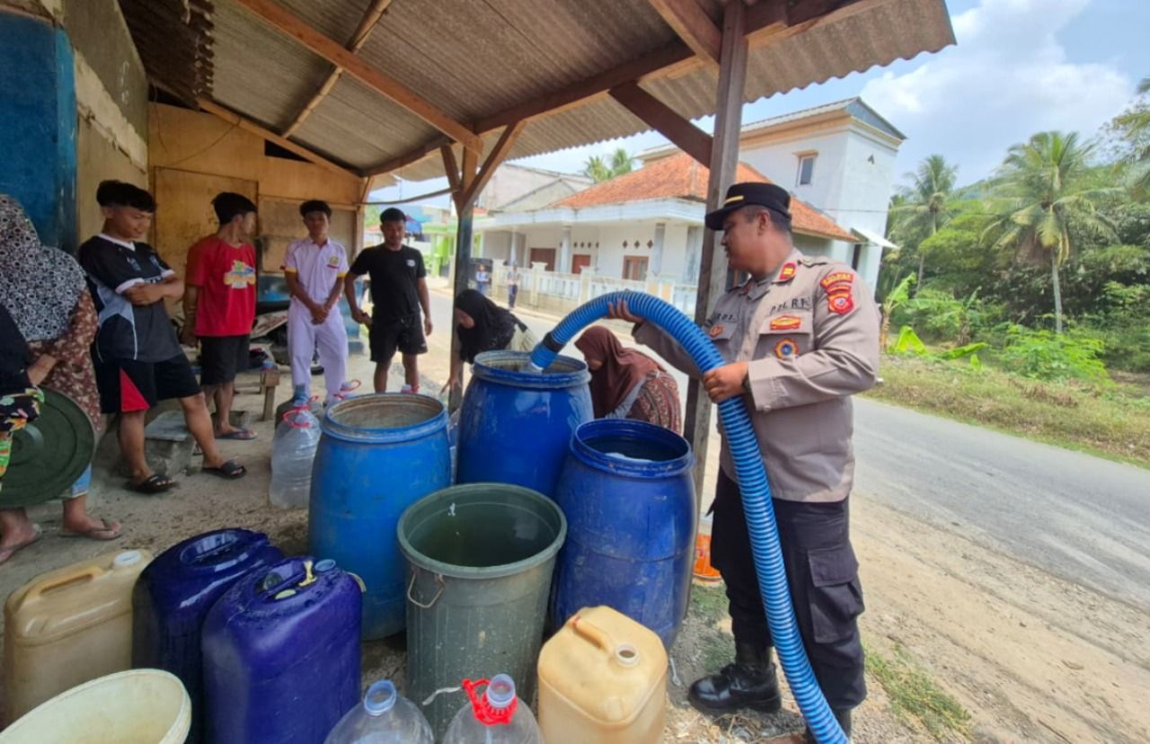 Hadapi Kemarau Panjang, Polsek Sukatani Dampingi BPBD Salurkan Air Bersih untuk Warga Sukamaju