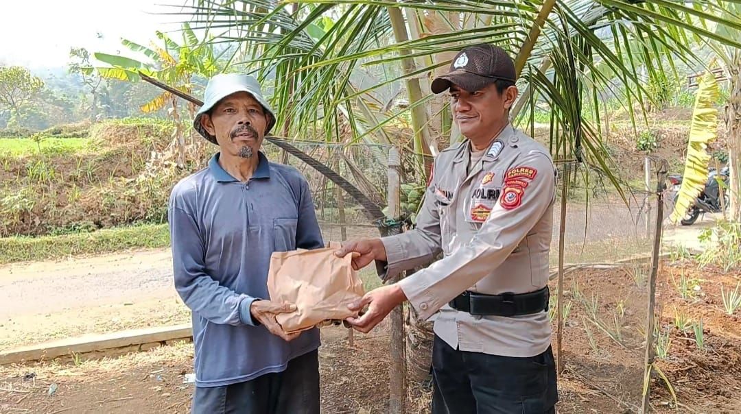 Hadir dan Peduli, Bhabinkamtibmas Polsek Malausma Berikan Bantuan Kepada Warga