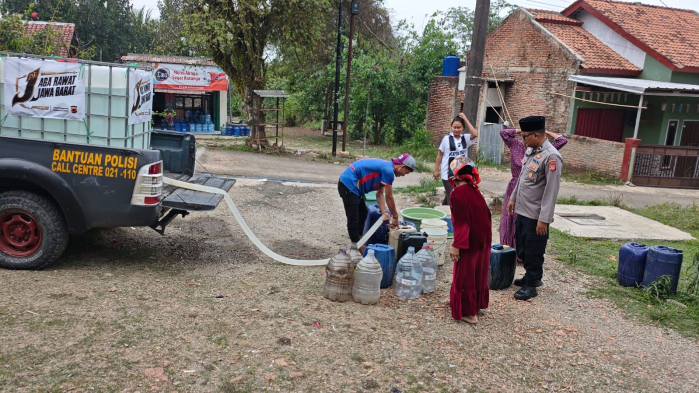 Hadir untuk Masyarakat, Polsek Plered Salurkan Air Bersih kepada Warga