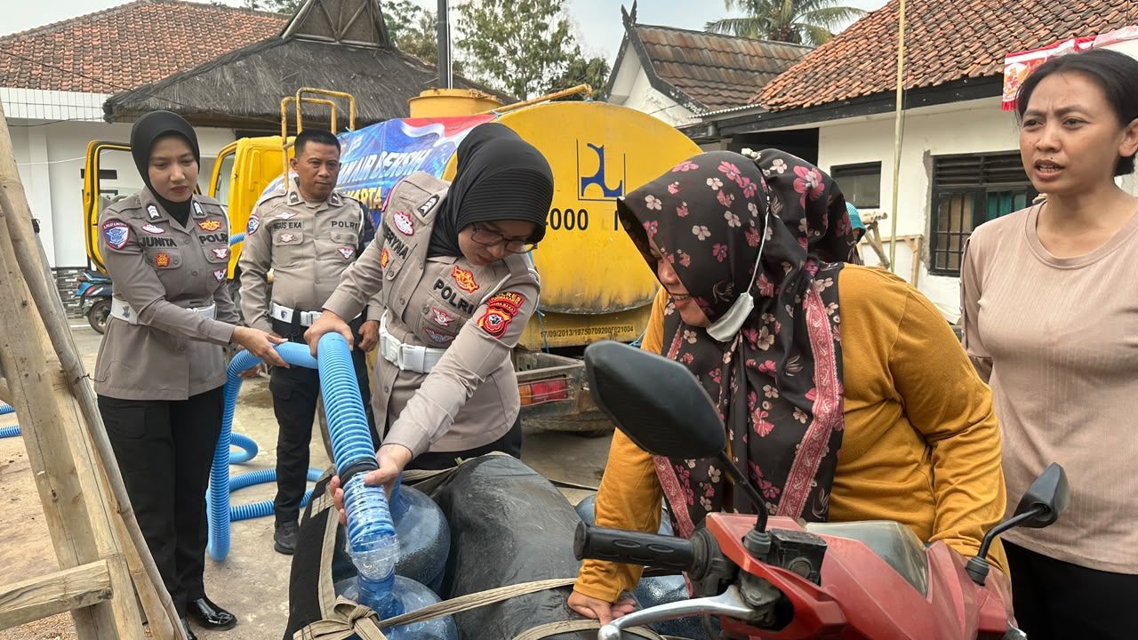 Hari Lalu Lintas Bhayangkara ke-71, Satlantas Polres Purwakarta Salurkan Toren Air untuk Warga Terdampak Kekeringan