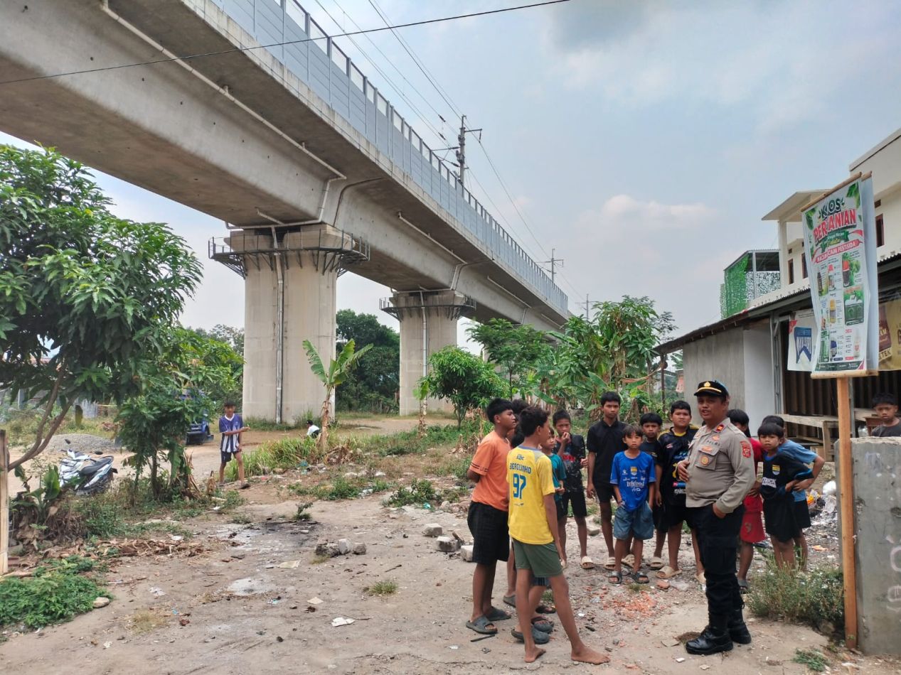 Humanis, Polsek Sukatani Ajak Anak-Anak Pilih Tempat Aman untuk Bermain Layang-Layang