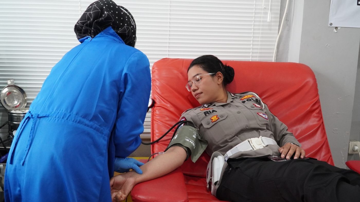 HUT Lantas ke-71,  Anggota Polres Garut Donor Darah