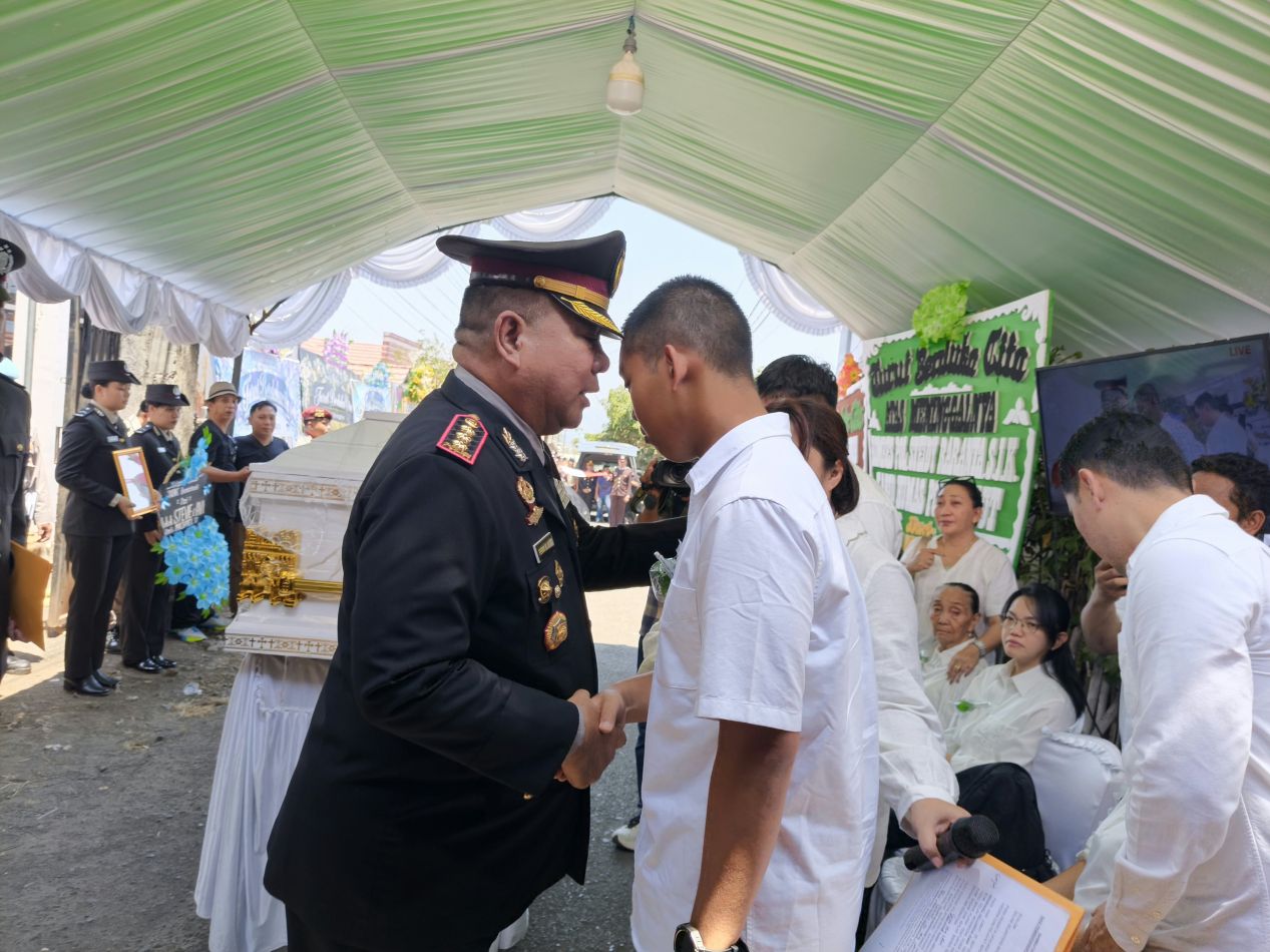 Isak Tangis Pelepasan Jenazah Kombes Pol Steidy Raranta, Kapolres Bitung Pimpin Upacara Persemayaman