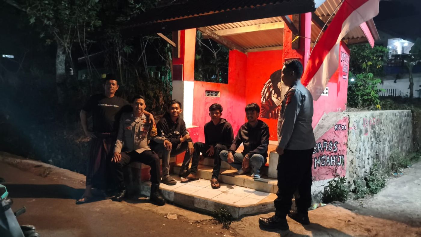 Jaga Kondusifitas Malam, Personel Polsek Cikijing Sambangi Pos Satkamling Desa Sindang
