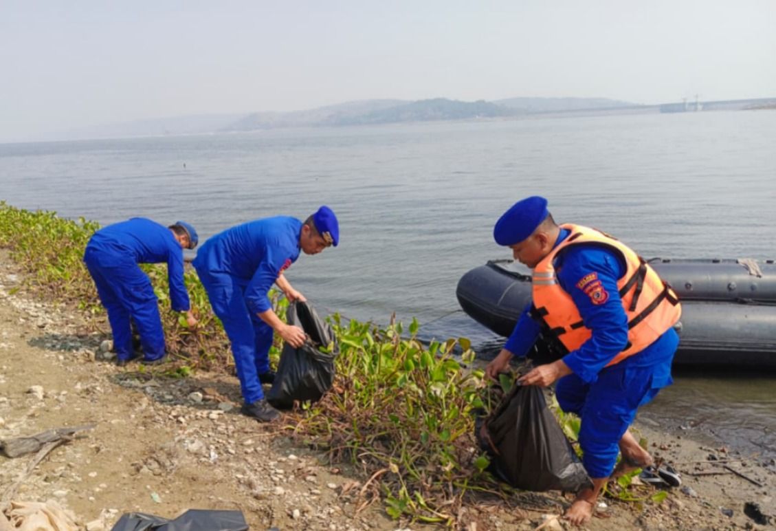 Jelang Musim Hujan, Satpolairud Bersihkan Eceng Gondok dan Sampah di Pesisir Waduk Jatiluhur
