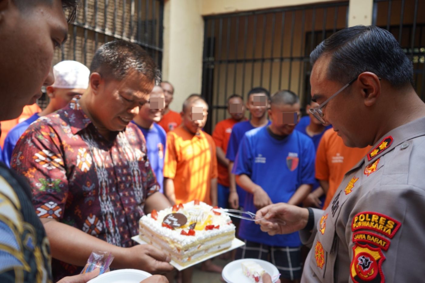 Kapolres Purwakarta Cek Rutan dan Makan Bersama Tahanan, Pastikan Pengawasan Berjalan Humanis