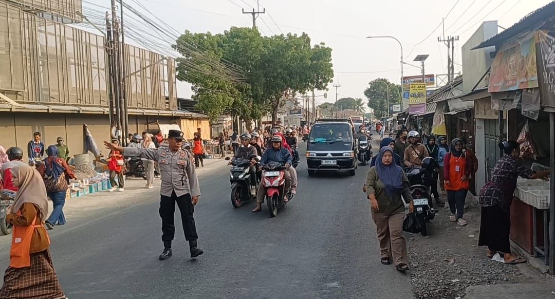 Kawal Jam Padat Berangkat Kerja dan Sekolah, Kapolsek Dawuan Pimpin Pengaturan Lalu Lintas Pagi di Titik Kawasan Industri Desa Sinarjati
