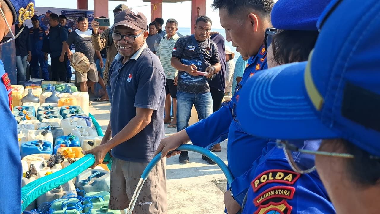 Kekeringan Melanda Sejumlah Pulau di Manado, Ditpolairud Salurkan 72 Ribu Liter Air Bersih