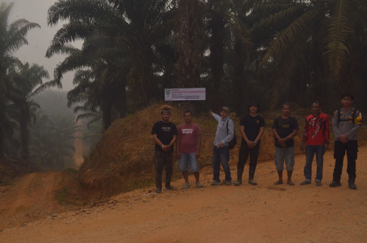 Kelompok Tani Kebun Lolo Desa Sikan Pasang Sepanduk Larangan Aktifitas PT Antang Ganda Utama (AGU) DI Kebun Seluas 1.297 HA.