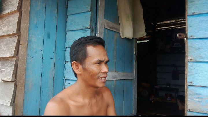 KEMARAU MELANDA BANTARAN SUNGAI BARITO BATUAN DAN PASIR MUNCUL, AIR BERSIH MENJADI MAHAL DAN SULIT DIDAPATKAN.