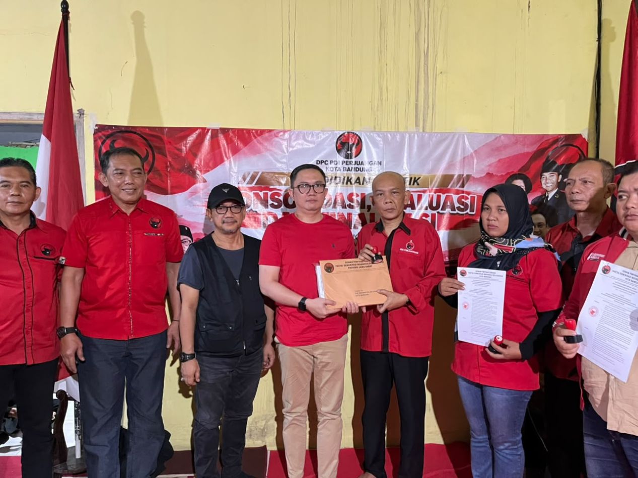 KETUA DPC PDI-P KOTA BANDUNG ANDRI GUNAWAN  GELAR KONSOLIDASI DI ARCAMANIK: TURBA 30 KECAMATAN  DAN 151 KELURAHAN DIMULAI