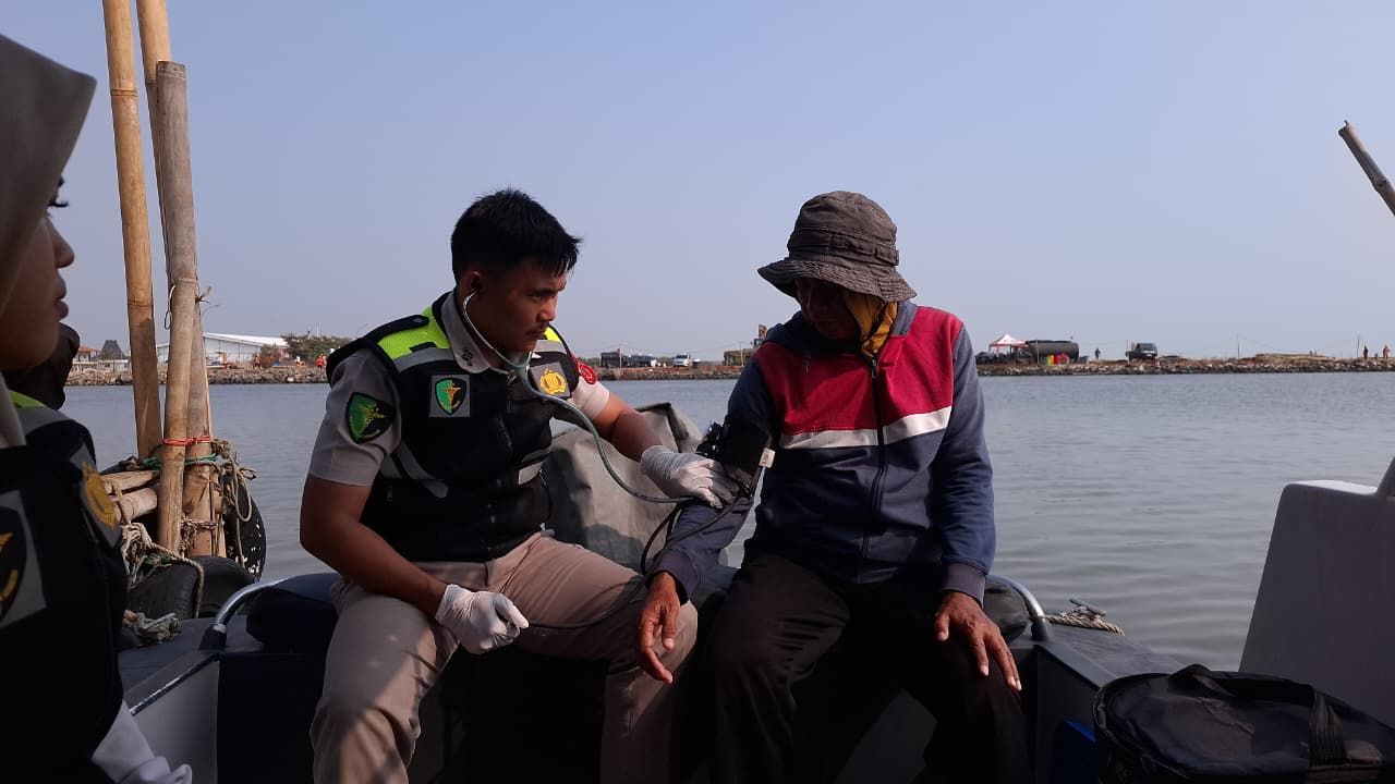 Klinik Apung Polres Cirebon Kota Layani Kesehatan Gratis Nelayan Kejawanan