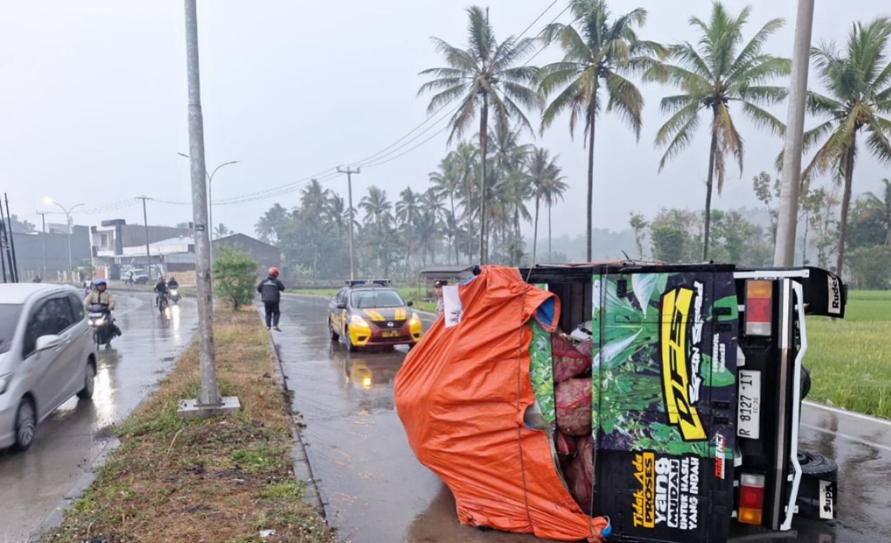 Laka Lantas Tunggal Terjadi di Jalan Ibrahim Adjie, Petugas Lakukan Evakuasi Kendaraan
