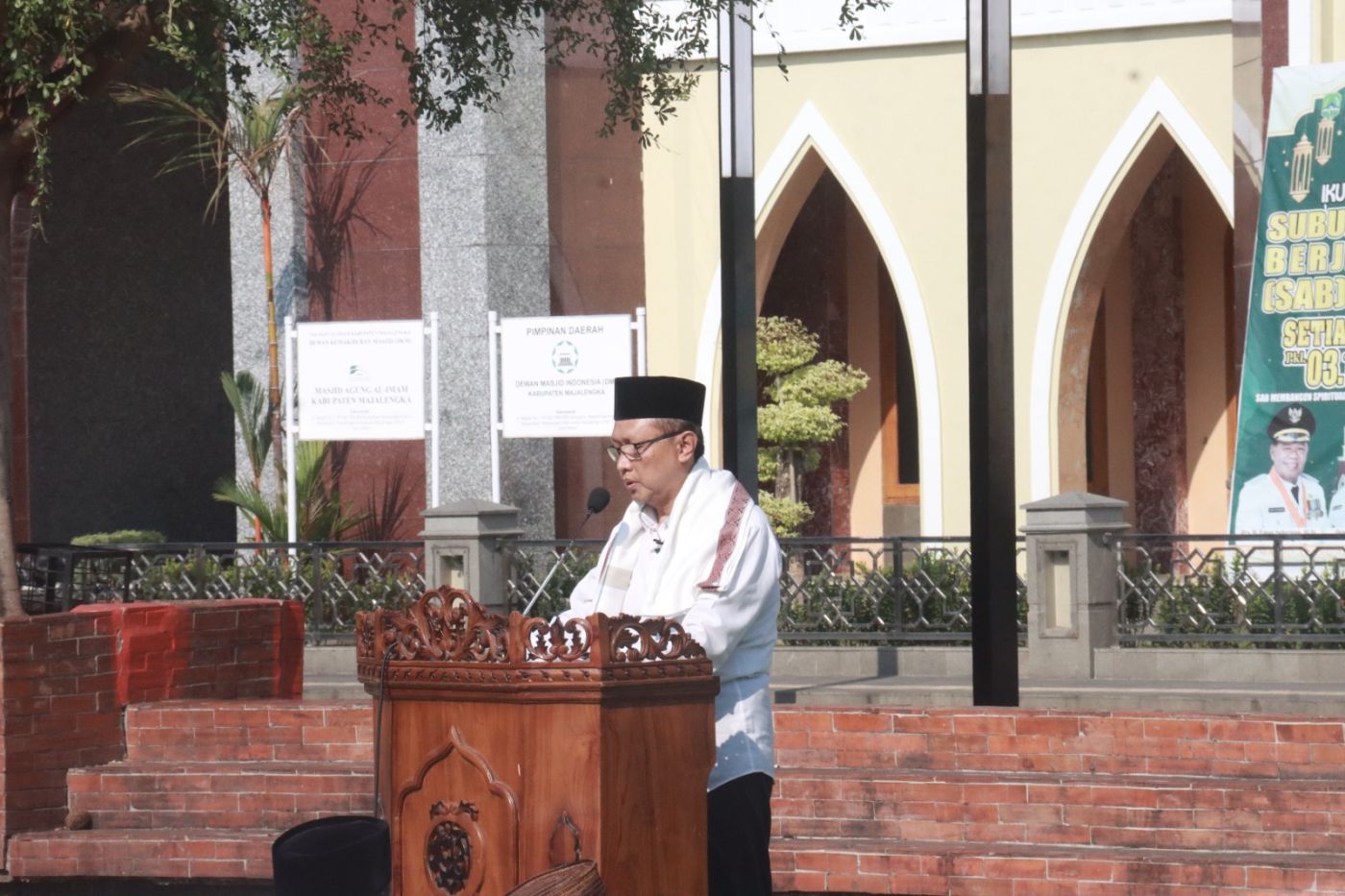 Menundukkan Diri Memohon Hujan, Wakapolres Majalengka Bersama Bupati Hadiri Salat Istisqa di Alun-Alun