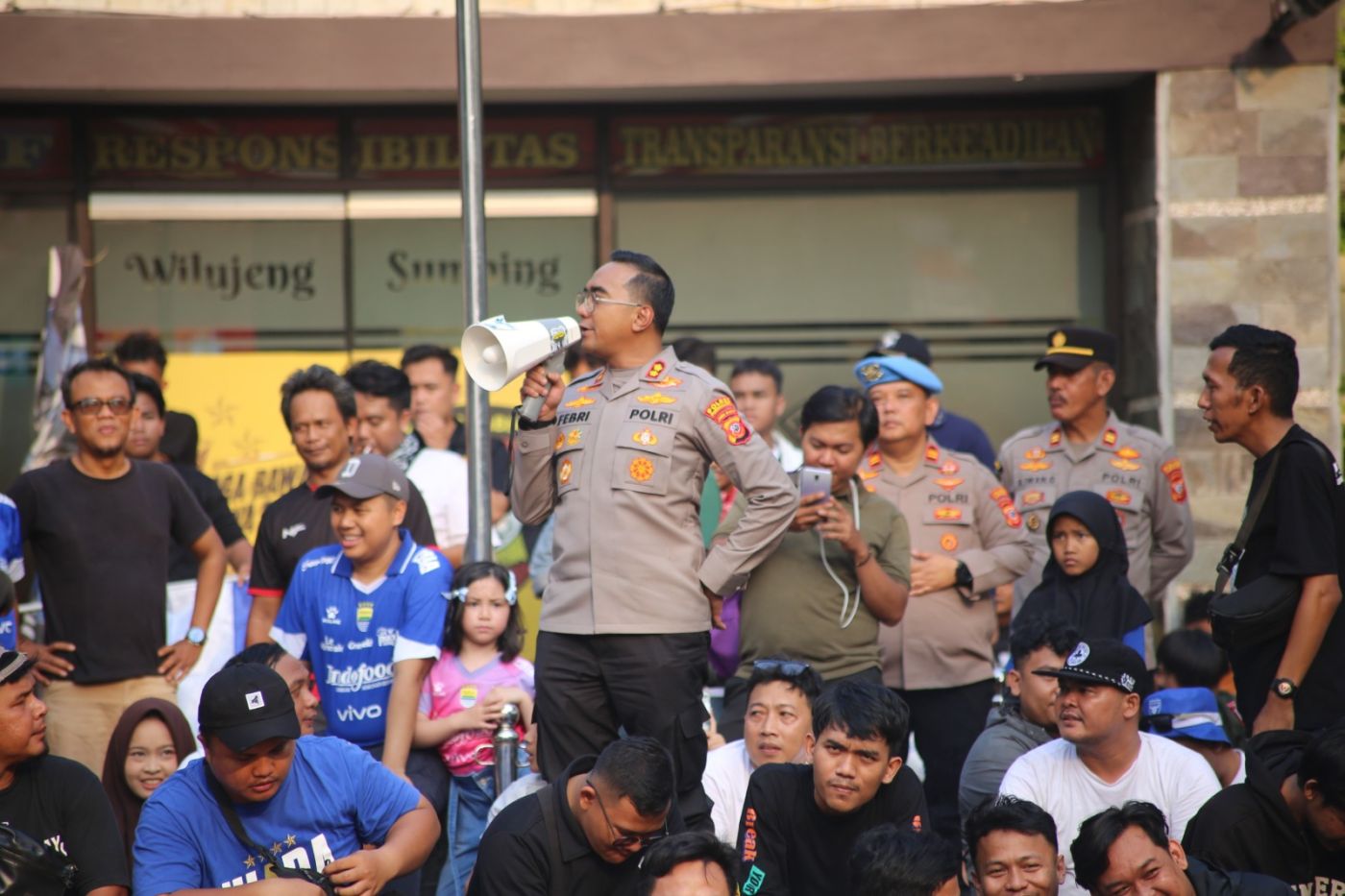 Nobar Persija vs Persib di Polres Purwakarta, Kapolres Berbaur dengan Penonton: Rivalitas Boleh, Persaudaraan Tetap Dijaga