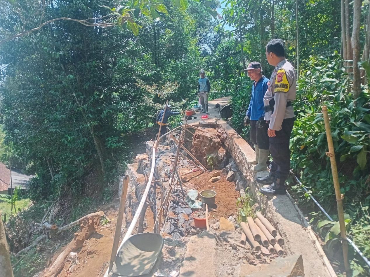 Pantau Pembangunan Jalan Terdampak Longsor, Bhabinkamtibmas Sumurugul Ingatkan Warga Utamakan Keselamatan