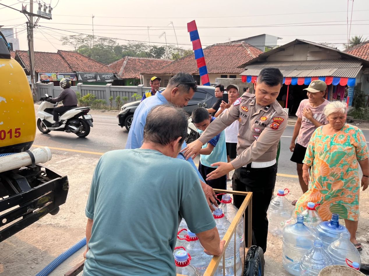 Peduli Kebutuhan Warga, Polsek Campaka Bantu Penyaluran 4.000 Liter Air Bersih di Desa Campakasari
