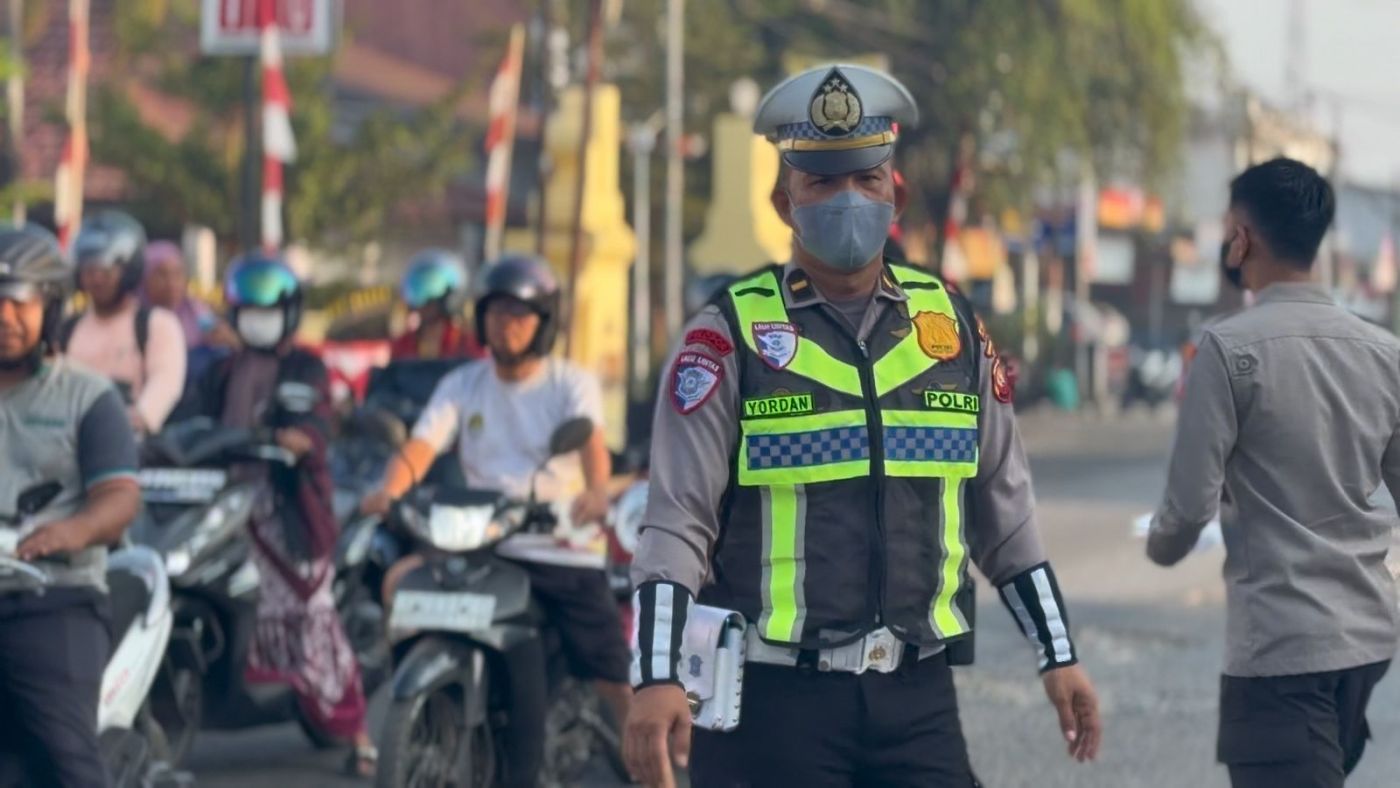 Peduli Kesehatan Masyarakat, Satgas Edukasi Polres Ketapang Mahasiswa STIK Dan Siswa Setukpa Bagikan  Masker