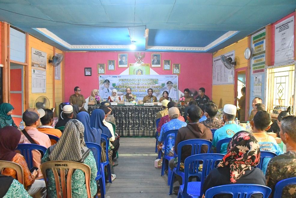 Pemkab Barsel Salurkan Bantuan Pangan dan Bansos Tahun 2026 di Desa Tarusan