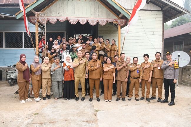 Pemkab Barsel Salurkan Bantuan Pangan dan Bansos untuk Warga Desa Reong dan Marawan Baru