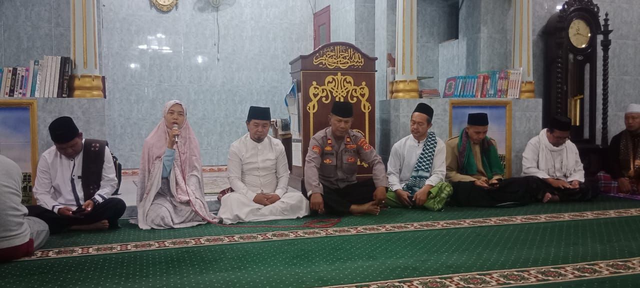 Pererat Silaturahmi dengan Warga, Kasubsektor Sindang Polres Majalengka Laksanakan Sholat Subuh Berjamaah