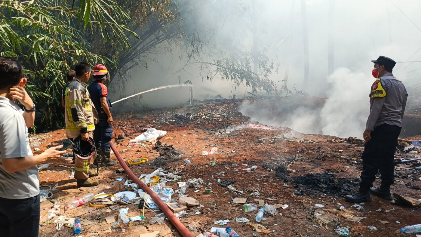 Polisi Bersama Warga dan Damkar Padamkan Kebakaran Kebun Bambu di Jatiluhur