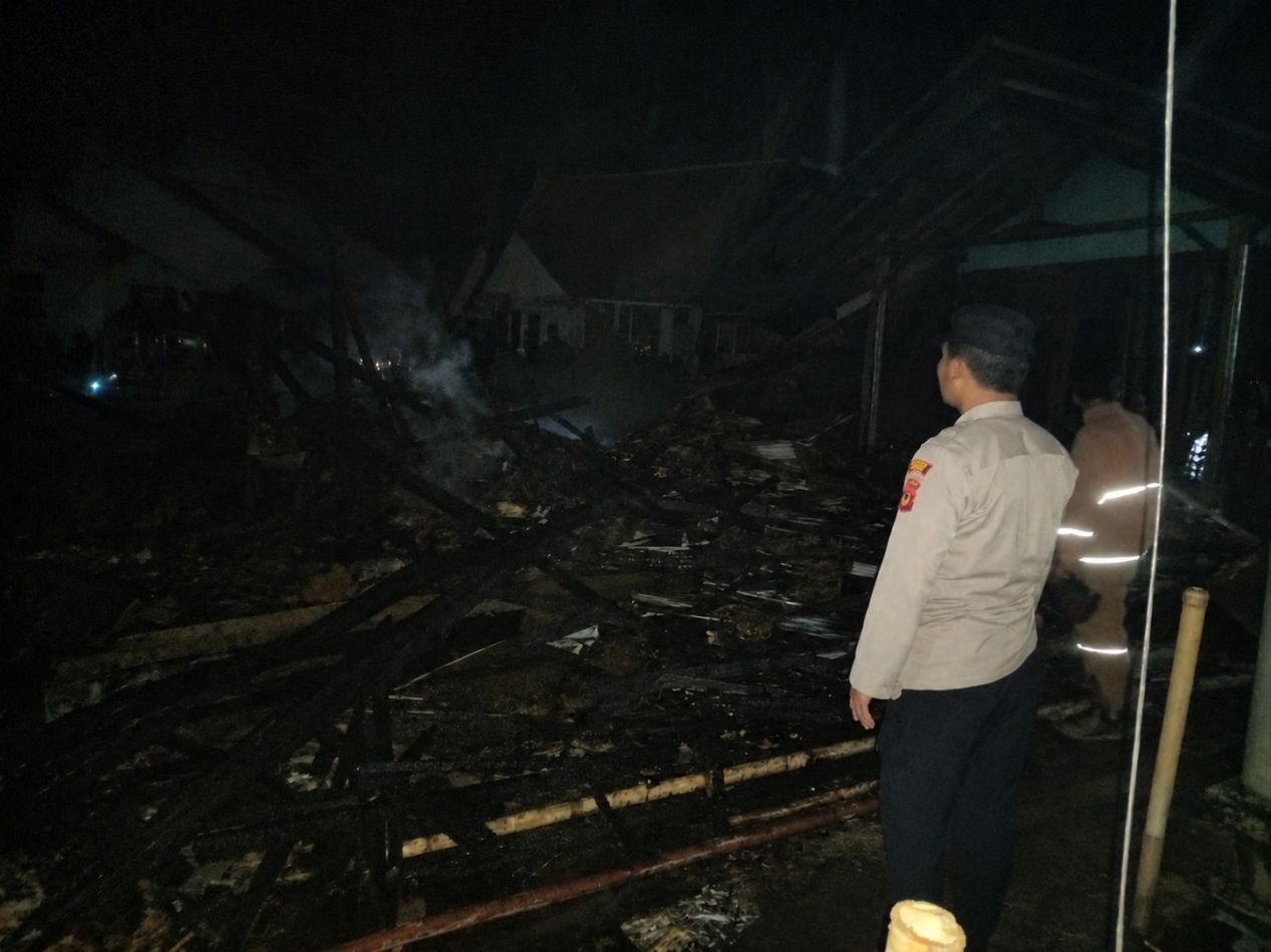 Polisi Cek TKP Kebakaran Rumah Panggung, Diduga Akibat Kebocoran Tabung Gas LPG 3 Kg