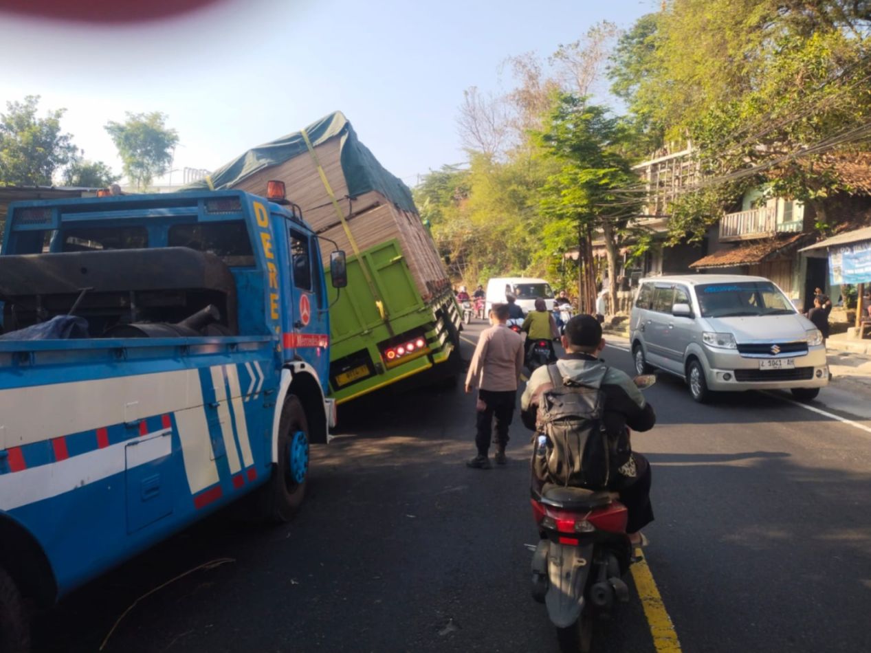 Polisi Evakuasi Laka Tunggal di Cibatu, Fuso Bermuatan Triplek Oleng hingga Ganggu Arus Lalin