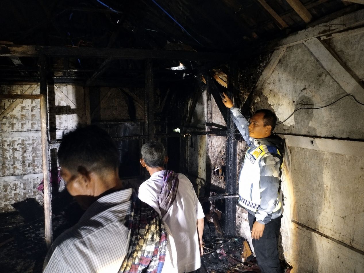 Polsek Banjarwangi Cek TKP Kebakaran Rumah Panggung