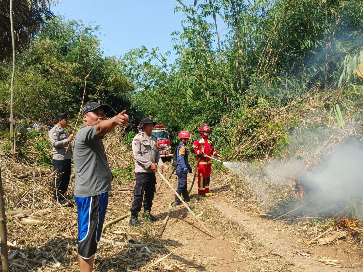 Polsek Cibatu Bersama Damkar dan Warga Padamkan Kebakaran Lahan, Masyarakat Diimbau Waspada