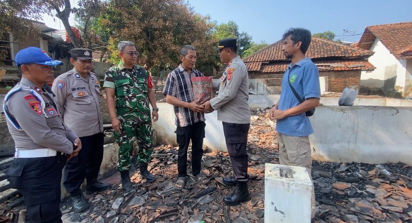 Polsek Cigasong Salurkan Bantuan Sosial kepada Korban Kebakaran Rumah di Desa Tenjolayar