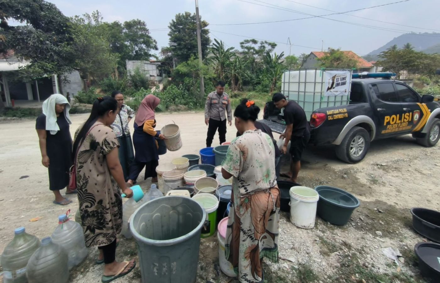 Polsek Plered Salurkan 1.000 Liter Air Bersih untuk Warga Pamoyanan