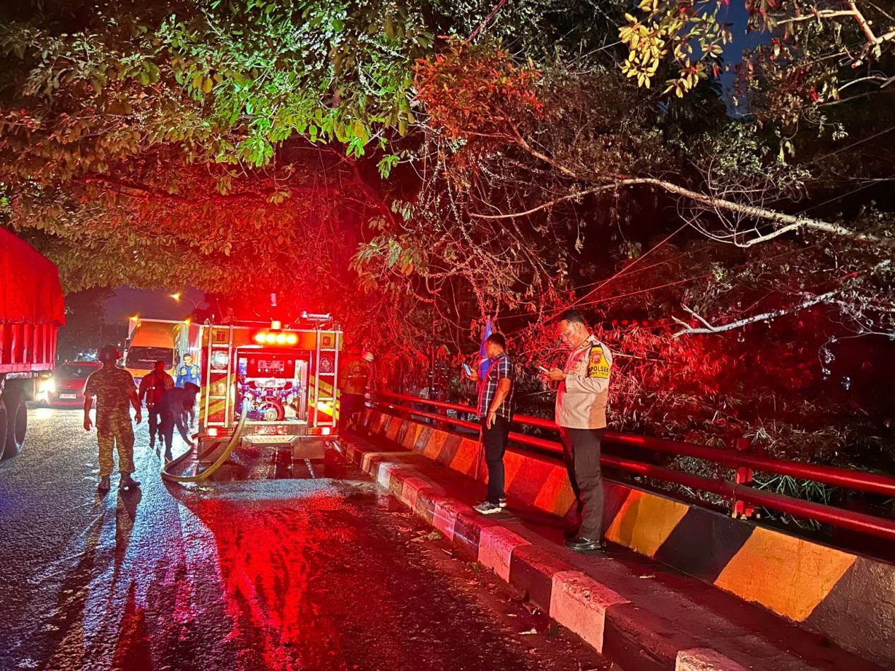 Polsek Seltim Bersama Damkar Padamkan Kebakaran Kolong Jembatan dalam Satu Jam