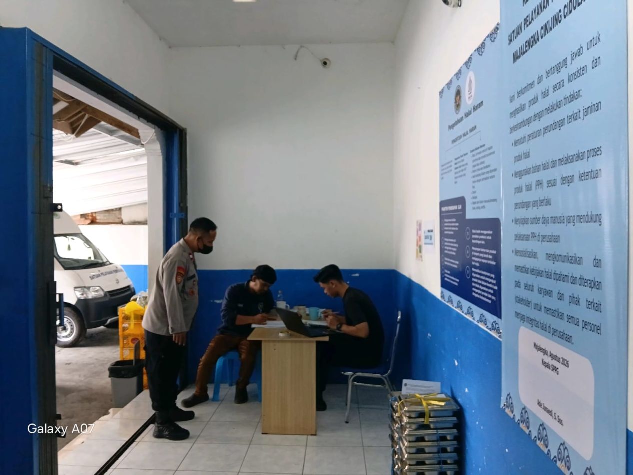 Ps. Panit Samapta I Polsek Cikijing Monitoring Penyaluran Makan Bergizi Gratis di SPPG Desa Cidulang