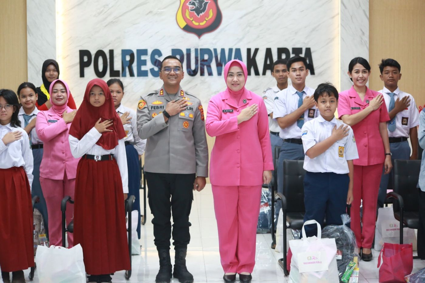 Rajut Kasih untuk Keluarga Purnawirawan, Polres Purwakarta Berikan Tali Asih dan Perlengkapan Sekolah